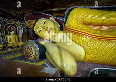 Mulkirigala, Sri Lanka - 4 novembre 2017 : statue du Bouddha incliné dans l'ancien temple bouddhiste de caverne - Mulkirigala Raja Maha Vihara. Banque D'Images