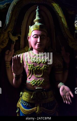 Mulkirigala, Sri Lanka - 4 novembre 2017 : statue à l'intérieur du vieux temple de Mulkirigala Raja Maha Vihara. C'est l'ancien rocher bouddhiste et temple de caverne Banque D'Images