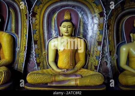 Mulkirigala, Sri Lanka - 4 novembre 2017 : statue du Bouddha assis dans l'ancien temple bouddhiste de caverne - Mulkirigala Raja Maha Vihara. Banque D'Images