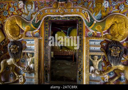 Mulkirigala, Sri Lanka - 4 novembre 2017: Intérieur du temple de Mulkirigala Raja Maha Vihara avec statue de Bouddha inclinable. C'est un rocher bouddhiste ancien A. Banque D'Images