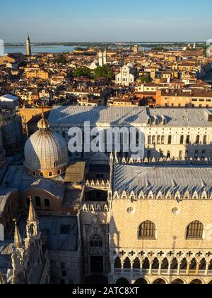 Vue sur Venise et au-delà du Palais des Doges depuis le sommet de la tour San Marco Banque D'Images