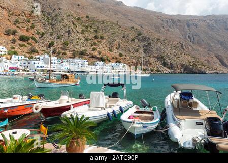LOUTRO, GRÈCE - AOÛT 2019: Belle ville avec petit port et bateaux amarrés près de la jetée dans la partie sud de l'île de Crète Banque D'Images