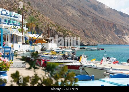 LOUTRO, GRÈCE - AOÛT 2019: Belle ville avec petit port et bateaux amarrés près de la jetée dans la partie sud de l'île de Crète Banque D'Images