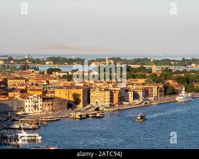 Vue sur le sud-est depuis le sommet de la tour San Marco sur Castello, Venise Banque D'Images