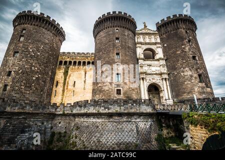 Le château royal Castel Nuovo (nouveau château), résidence des rois médiévaux de Naples, Italie Banque D'Images