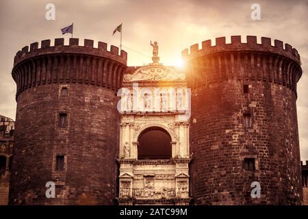 Le nouveau château au coucher du soleil, Naples, Italie. Le nouveau château royal ou Castel Nuovo est une résidence des rois médiévaux de Naples. Banque D'Images