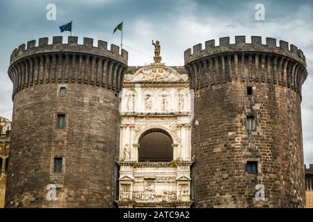 Le château royal Castel Nuovo (nouveau château), résidence des rois médiévaux de Naples, Italie Banque D'Images