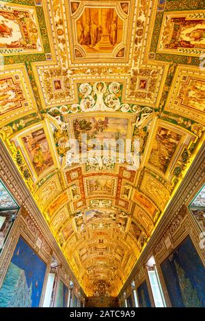 Vatican - 14 MAI 2014 : le plafond dans la galerie géographique des musées du Vatican. Banque D'Images