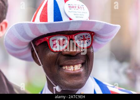 Joseph Afrane dans Union Jack Flag British suit, le jour du Brexit, le 31 janvier 2020, à Londres, au Royaume-Uni. Tenue patriotique. Mâle noir en rouge, blanc et bleu Banque D'Images