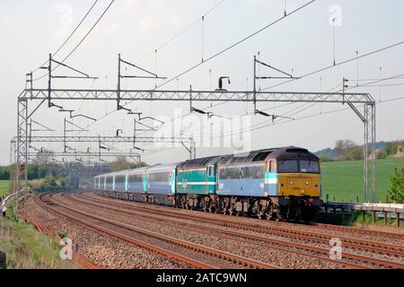 Une paire de locomotives diesel de classe 47 numéros 47818 et 47714 qui travaillent un train de stocks de Mk3 remis à neuf se déplacent à Dudswell sur la ligne principale de la côte ouest. Banque D'Images