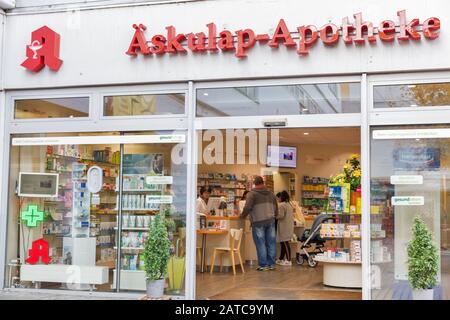 Berlin, ALLEMAGNE - 18 NOVEMBRE 2019: Les gens visitent Gesundleben Askulap-Apotheke pharmacie dans Markisches Trade Center. Berlin est la capitale et la plus grande Banque D'Images