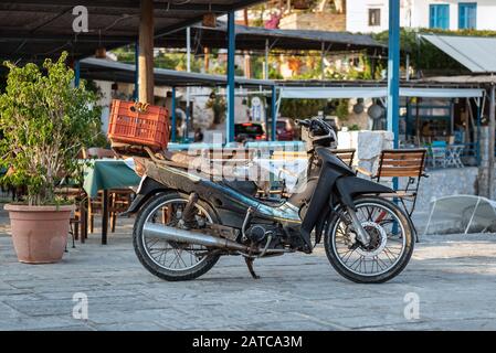 La vieille moto est à proximité du café de la rue. Banque D'Images