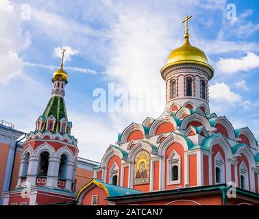 Beffroi et dôme de la cathédrale de Kazan, église orthodoxe emblématique sur la place Rouge, Moscou, Russie Banque D'Images