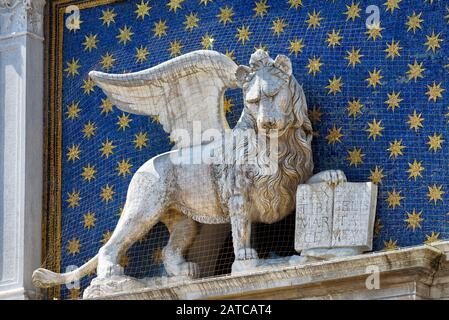 La statue du lion ailé sur la Tour Cklock (Torre dell'Orologio) sur la place Saint Marc à Venise, en Italie. Le lion ailé est un symbole de Veni Banque D'Images