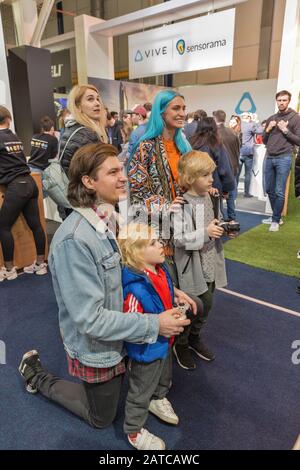 Kiev, UKRAINE - AVRIL 06, 2019: La jeune famille avec des enfants joue un jeu d'ordinateur au stand Artline pendant CEE 2019, le plus grand salon de l'électronique de L'Ukr Banque D'Images