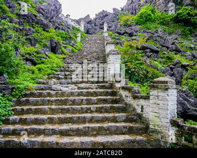 Escalier en pierre montant la montagne de dragon mentant pour atteindre la pagode Hang Mua, un des points de vue les plus beaux de Ninh Binh, au Vietnam Banque D'Images
