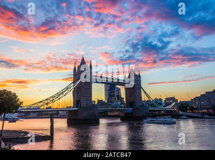 Coucher de soleil sur Tower Bridge, Londres, Royaume-Uni Banque D'Images