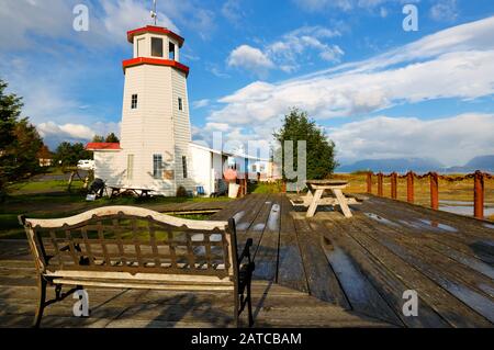 Phare de Homer Spit au coucher du soleil. Homer est une ville du côté nord de l'entrée de la baie de Kachemak depuis Cook Inlet, au sud d'Anchorage, en Alaska, aux États-Unis. Banque D'Images