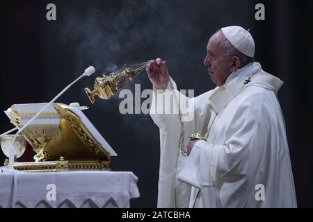 Cité Du Vatican. 1 févr. 2020. Le pape FRANÇOIS célèbre la messe pour la fête de la présentation du Seigneur dans la basilique Saint-Pierre au Vatican. Crédit: Evandro Inetti/Zuma Wire/Alay Live News Banque D'Images