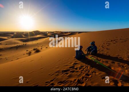 Les Tuaregs dans le désert du Sahara, au Maroc Banque D'Images