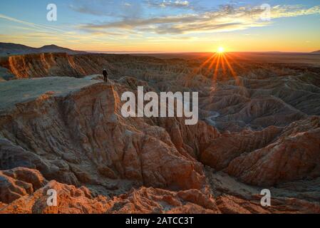 Homme Regardant Lever Le Soleil Sur Les Badlands, Anza Borrego Desert State Park, Californie, États-Unis Banque D'Images