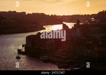 Porto, Portugal : vue générale de Porto et coucher de soleil sur le fleuve Douro. Banque D'Images