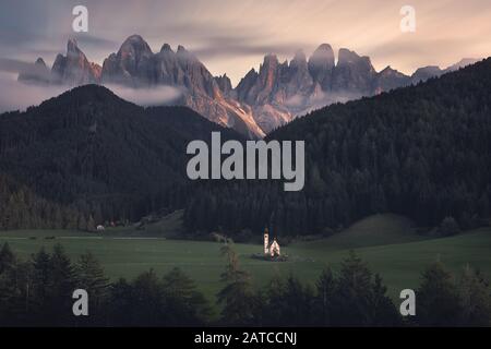 Église Saint-Johann, Funes, Dolomites, Italie Banque D'Images