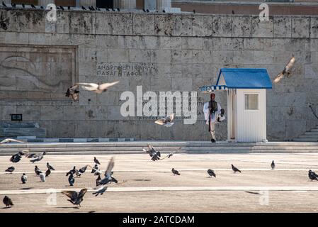 Evzone soldats grecs avec des vêtements et des armes traditionnels paradissants devant la tombe du soldat inconnu à la place Syntagma, Athenes, Grèce Banque D'Images