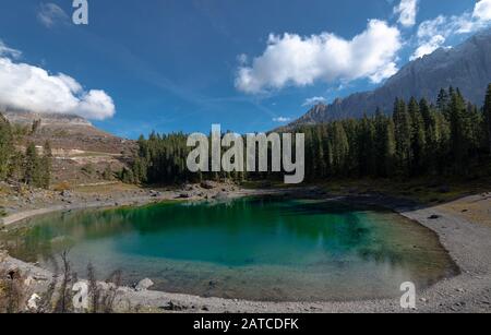 Carezza Lake Lac Karersee ou avec l'eau de couleur bleu profond et la chaîne de montagnes des Dolomites de la région Trentin-Haut-Adige, Italie, Europe. Banque D'Images