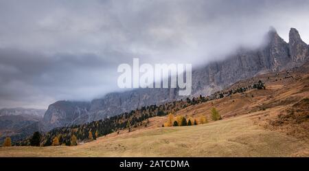 Pics de montagne de Langkofel ou Saslonch, chaîne de montagnes dans les dolomites couverts de brouillard pendant le lever du soleil dans le Tyrol du Sud, Italie Banque D'Images