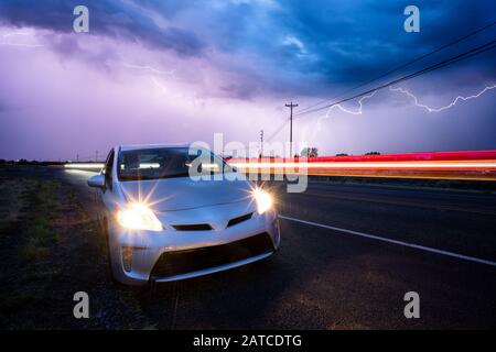 Voiture stationnée Roadside lors d'un orage, Grants, Nouveau Mexique, États-Unis Banque D'Images