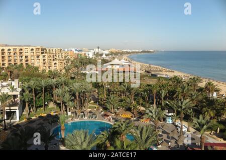 Vue du dessus le long de la plage de sable de Sousse Banque D'Images