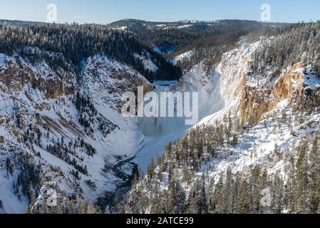 Les chutes inférieures en hiver, au Grand Canyon du parc national de Yellowstone, Wyoming, États-Unis. Banque D'Images