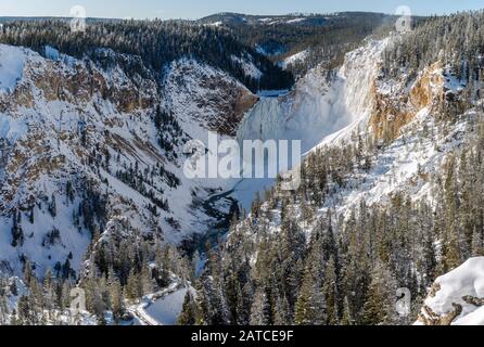 Les chutes inférieures en hiver, au Grand Canyon du parc national de Yellowstone, Wyoming, États-Unis. Banque D'Images