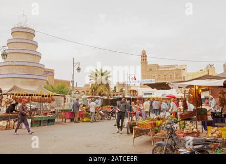 Des dates fraîches, groupées et en boîtes à vendre sur des étals de la place du marché de Tozeur. Banque D'Images