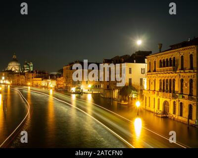 Le bateau s'allume la nuit sur le Grand Canal, Venise Banque D'Images