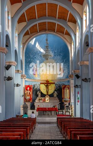 Intérieur de Parroquia de San Blas, l'église catholique sur la place principale de San Blas, Riviera Nayarit, Mexique. Banque D'Images