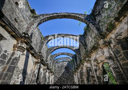 Ruines de la vieille église, Notre Dame du Rosaire (Nuestra Senora del Rosario), à la Contaduria, San Blas, Riviera Nayarit, Mexique. Banque D'Images