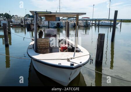 Paniers de brousse empilés au sommet d'un bateau de pêche de la baie de Chesapeake. Banque D'Images