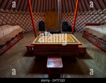 Intérieur du ger ou du yourt mongol avec table et lits en bois décoratifs, parc national Hustai ou Khusain Nuruu, province de Tov, Mongolie, Asie Banque D'Images