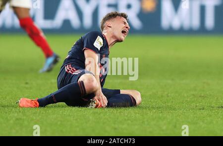 Mayence, Allemagne. 01 février 2020. FIRO: 01.02.2020 Football, Football: 1. Bundesliga, saison 2019/2020 FSV FSV FSV Mainz 05 - FC Bayern Munich Muenchen 1: 3 FCB Joshua Kimmich, blessure, blessé, geste, geste, | usage dans le monde crédit: DPA/Alay Live News Banque D'Images