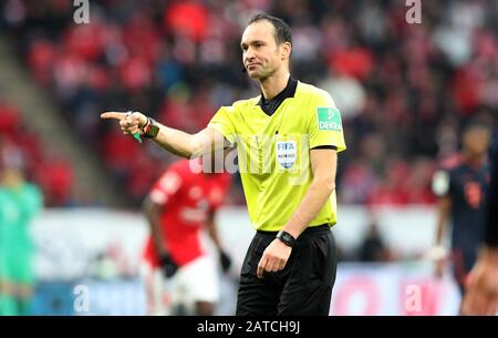 Mayence, Allemagne. 01 février 2020. FIRO: 01.02.2020 Football, Football: 1. Bundesliga, saison 2019/2020 FSV FSV FSV Mainz 05 - FC Bayern Munich Muenchen 1: 3 arbitre, arbitre, arbitre, Bastian Dankert, geste, geste, utilisation dans le monde crédit: DPA/Alay Live News Banque D'Images