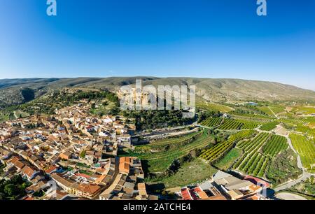 Vue aérienne sur le château médiéval ruiné de Montesa au centre des Templiers et de Montesa ordre des chevaliers avec donjon, longue rampe jusqu'à la porte du château en Espagne Banque D'Images