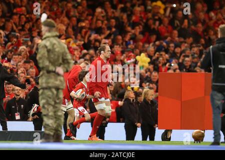 Cardiff, Royaume-Uni. 01 février 2020. Alun Wyn Jones, capitaine du Pays de Galles, sort devant k/o avec une jeune mascotte. Match international de rugby de championnat Guinness Six Nations 2020 au Principauté Stadium de Cardiff, Pays de Galles, Royaume-Uni le samedi 1 février 2020. Pic d'Andrew Orchard/Alay Live News S'IL VOUS PLAÎT NOTER QUE L'IMAGE EST DISPONIBLE À DES FINS ÉDITORIALES SEULEMENT Banque D'Images