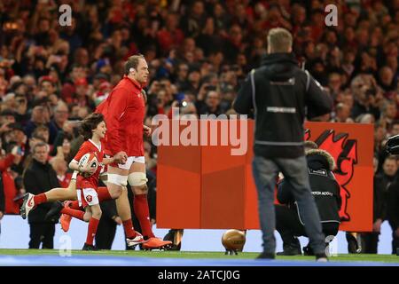 Cardiff, Royaume-Uni. 01 février 2020. Alun Wyn Jones, capitaine du Pays de Galles, sort devant k/o avec une jeune mascotte. Match international de rugby de championnat Guinness Six Nations 2020 au Principauté Stadium de Cardiff, Pays de Galles, Royaume-Uni le samedi 1 février 2020. Pic d'Andrew Orchard/Alay Live News S'IL VOUS PLAÎT NOTER QUE L'IMAGE EST DISPONIBLE À DES FINS ÉDITORIALES SEULEMENT Banque D'Images