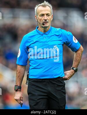 Newcastle UPON TYNE, ANGLETERRE - 1 FÉVRIER Referee Martin Atkinson lors du match de la Premier League entre Newcastle United et Norwich City à St. James's Park, Newcastle, le samedi 1 février 2020. (Crédit : Mark Fletcher | MI News) la photographie ne peut être utilisée qu'à des fins de rédaction de journaux et/ou de magazines, licence requise à des fins commerciales Banque D'Images