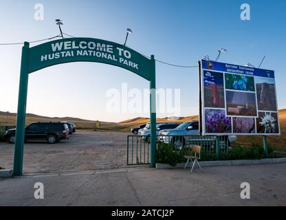 Panneau de bienvenue à l'entrée de la réserve naturelle du parc national Hustai ou Khusain Nuruu, province de Tov, Mongolie, Asie Banque D'Images