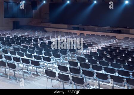 Salle de conférence vide. Salle de réunion d'affaires. Intérieur d'une salle de congrès. Salle de conférence vide dans l'hôtel prête pour les participants. Salle de conférence équipée. Conférence d'affaires intérieure Banque D'Images