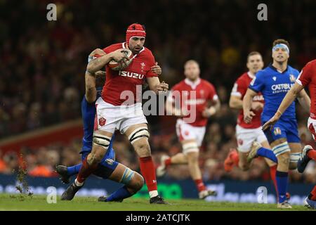 Cardiff, Royaume-Uni. 01 février 2020. Cory Hill du Pays de Galles est abordé. Match international de rugby de championnat Guinness Six Nations 2020 au Principauté Stadium de Cardiff, Pays de Galles, Royaume-Uni le samedi 1 février 2020. Pic d'Andrew Orchard/Alay Live News S'IL VOUS PLAÎT NOTER QUE L'IMAGE EST DISPONIBLE À DES FINS ÉDITORIALES SEULEMENT Banque D'Images