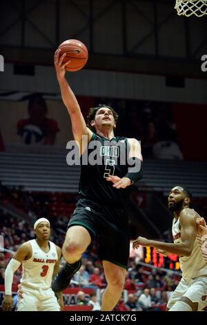 Muncie, Indiana, États-Unis. 1 févr. 2020. Ohio Bobcats Forward BEN VANDER PLAS (5) termine une mise à pied pendant la seconde moitié à Worthen Arena à Muncie. Crédit: Richard Sitler/Zuma Wire/Alay Live News Banque D'Images